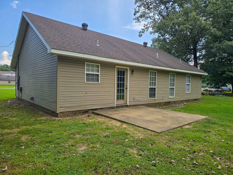 Building Photo - 203 N Bernis St