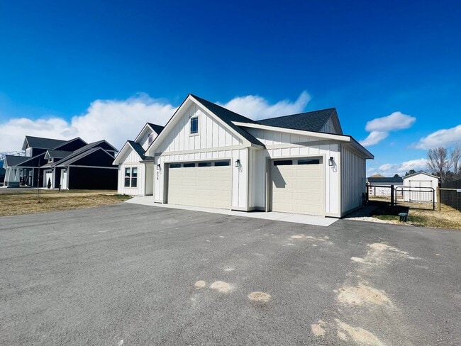 Building Photo - Newer Home - 3 Bedroom - 2 Bath - Corvallis