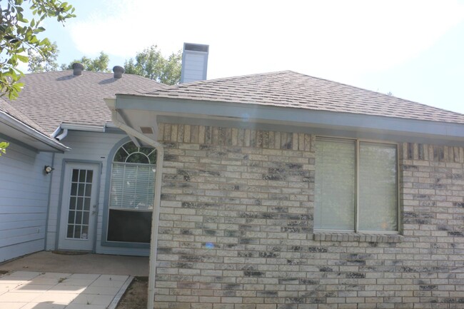 Building Photo - 4658 Essex Dr