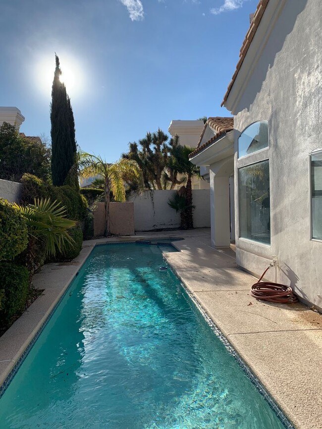 Building Photo - Beautiful 3 Bed 2 Bath W/Pool Home in Dese...