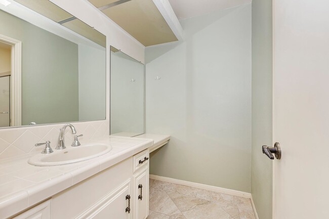 Building Photo - Gorgeous 2 bedroom, 2 bath in the hills ab...