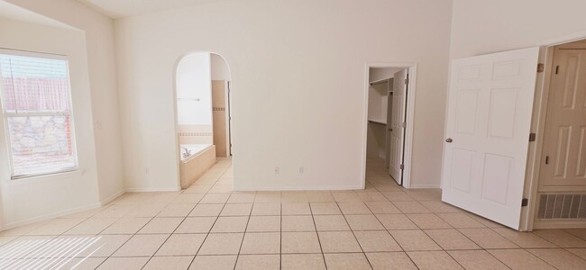Building Photo - Stunning 4 bedroom, 2.5 bath home in West ...