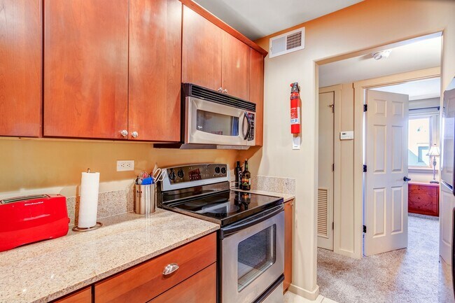 Building Photo - Beautifully Furnished One Bedroom Condo near Hospital Available Now!