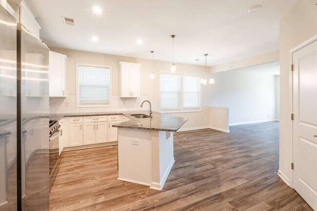 Building Photo - 812 Justify Lp