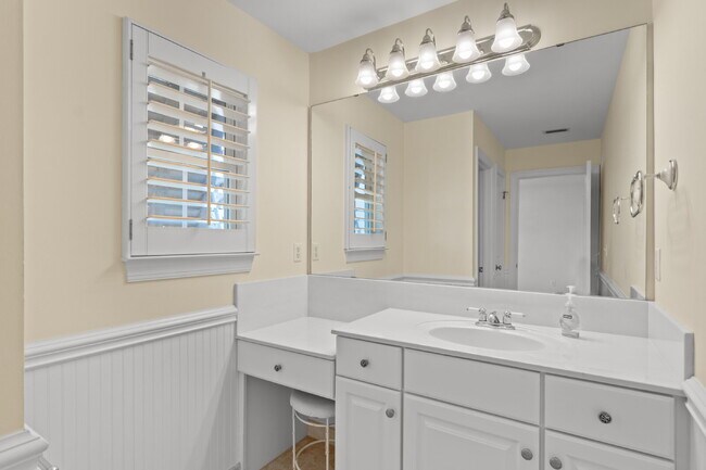 Building Photo - 3 bedroom/ 2.5 bathroom in Destin, FL!