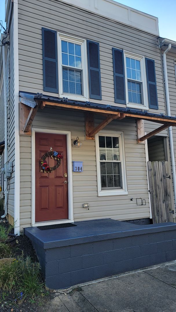 Primary Photo - Beautifully Maintained Townhome in Downtow...