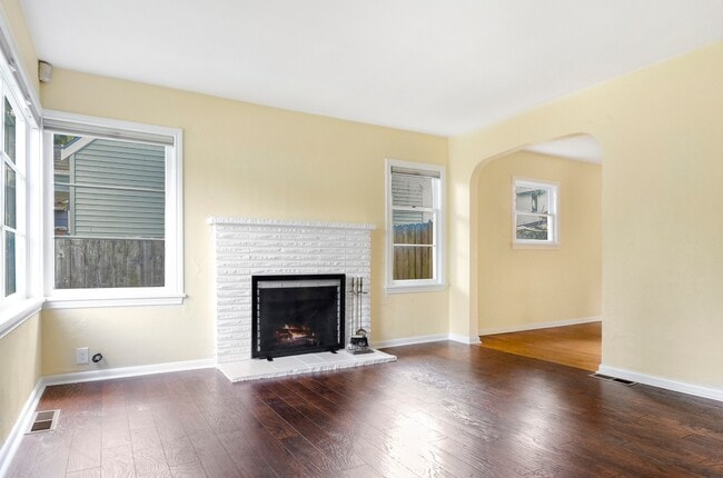 Building Photo - Classic single story house with furnished basement. Near Interurban trails and Jackson Golf course.