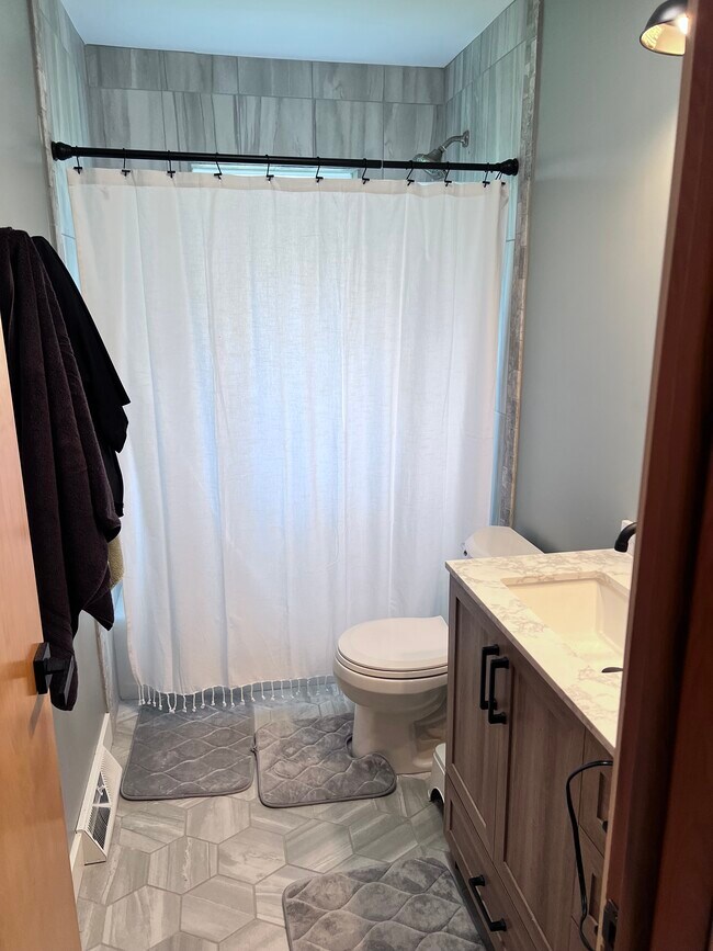 Building Photo - 1694 Earl Dr