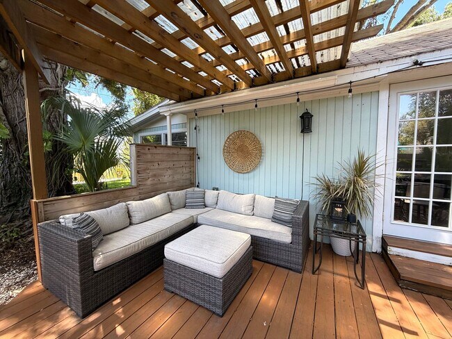Building Photo - 2 Bedroom 2 Bath Annual Furnished Cottage ...
