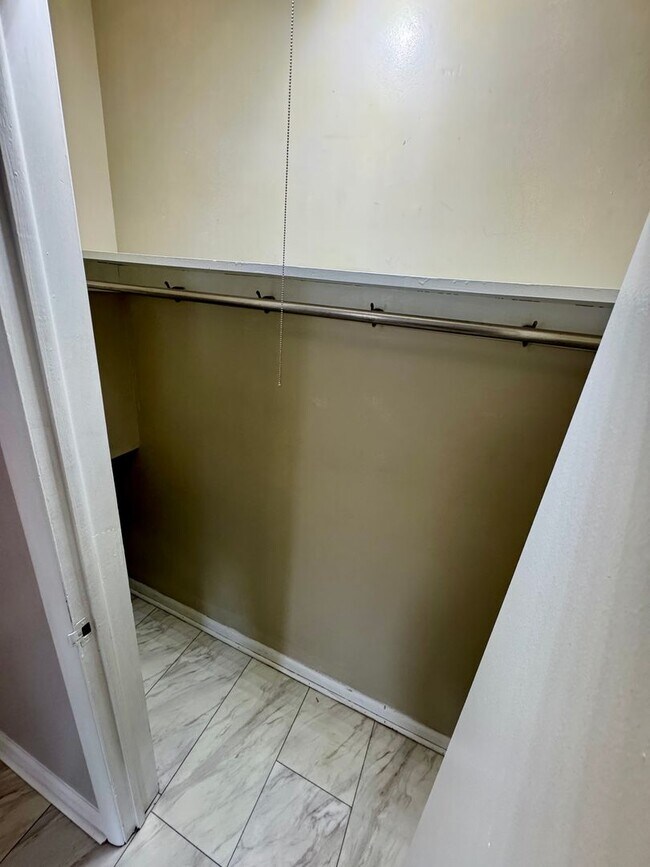 Building Photo - 1 Bedroom ~ Grandview Area