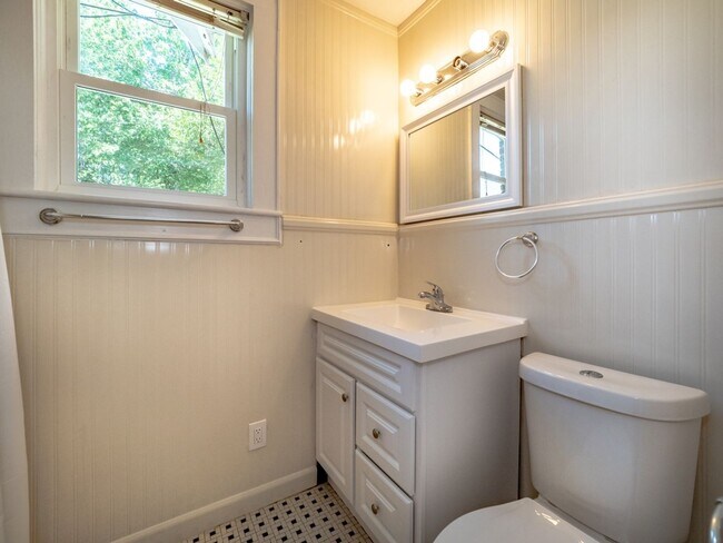 Building Photo - Oversized Renovated Downtown Cottage
