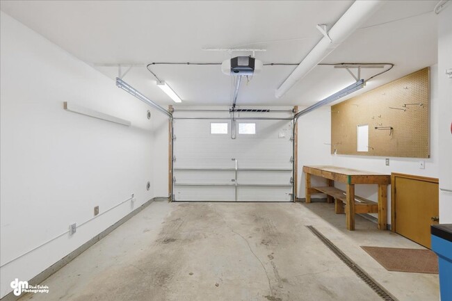 Building Photo - Recently Updated 2BR + Office / 1BA Home Near Seldon Road