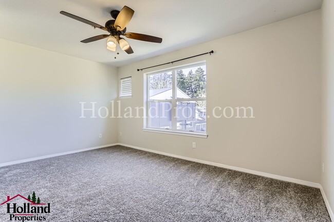 Building Photo - Tri-level townhome in Beaverton, Minutes f...