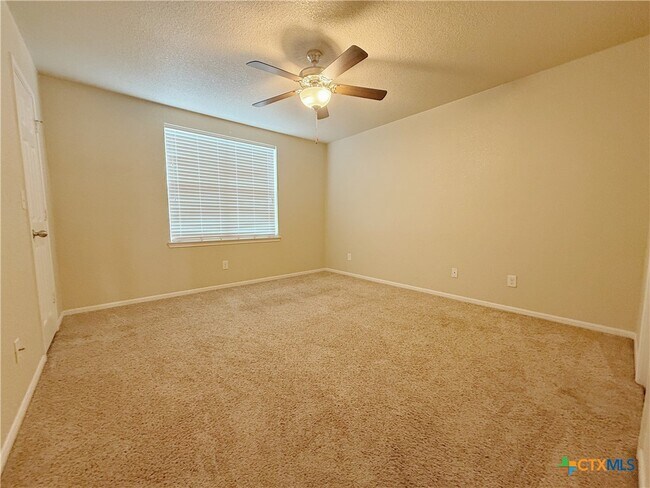 Building Photo - 941 Pinewood Dr