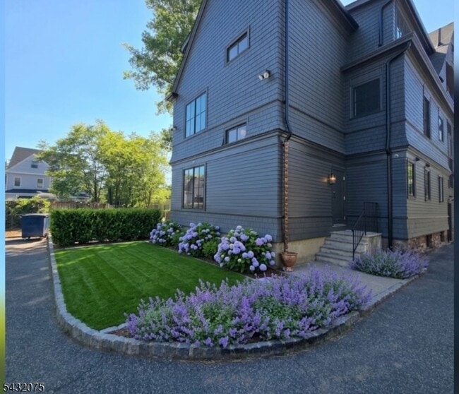 Building Photo - 75 Midland Ave