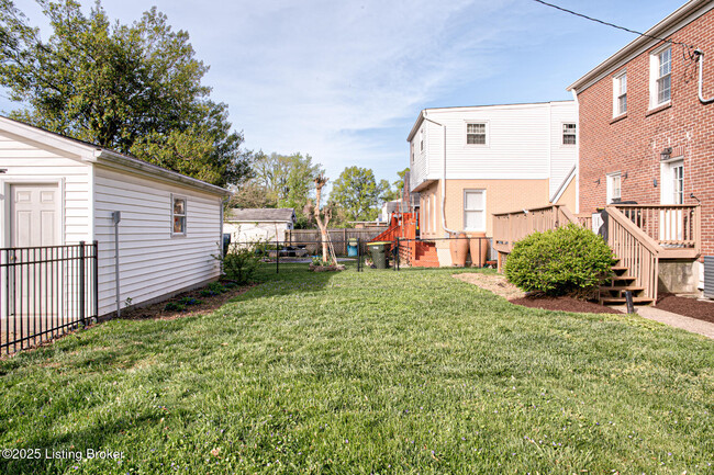 Building Photo - 2418 Brighton Dr
