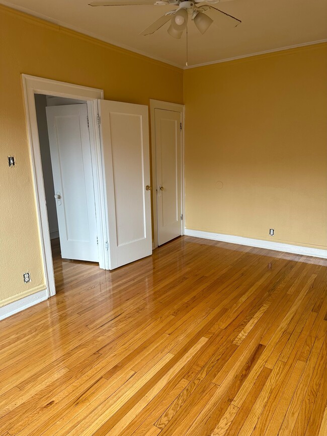 Building Photo - 6851 S Crandon Ave