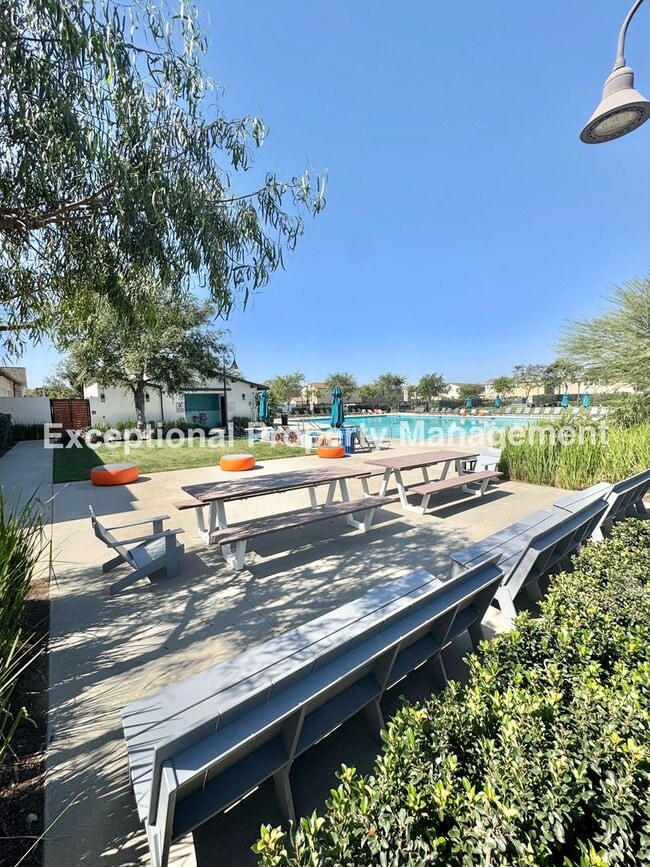 Building Photo - Ready to move in 3 bed 3 bath home!