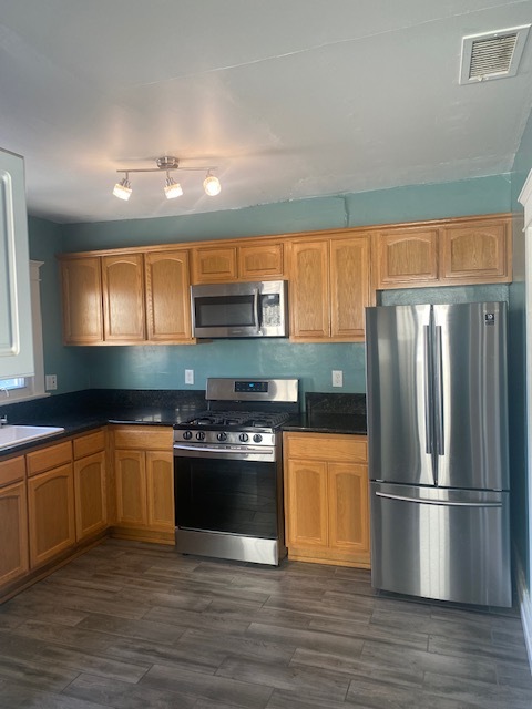 Stainless appliances - 216 W Hillcrest Blvd