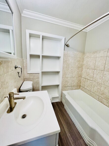 Building Photo - 3 Bed/2 Bath - Unit 29