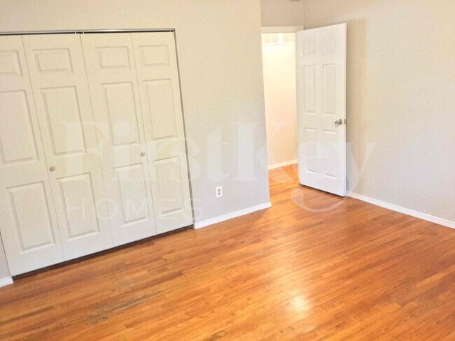 Building Photo - 2275 Glenoro Dr