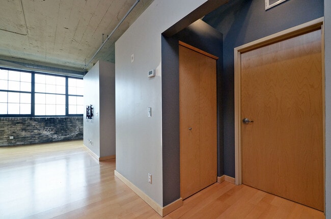 Building Photo - Amazing 2-Bedroom 2-Bathroom Condo with vi...
