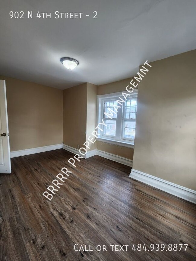 Building Photo - 3 bedroom 2 full bathroom apartment on the...