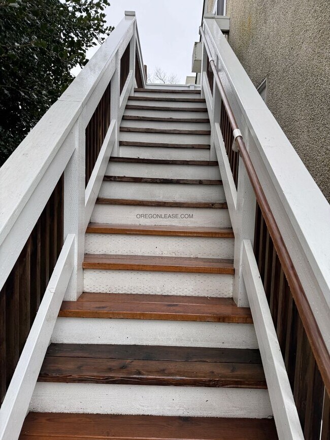Building Photo - 2 Bedroom 1 bath downtown apartment availa...