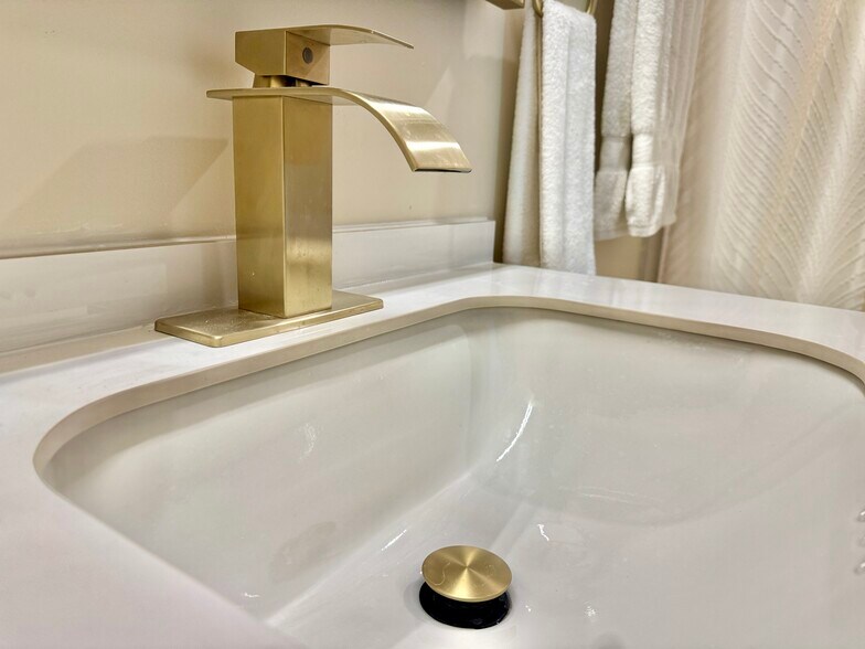 Building Photo - 10443 Califa St