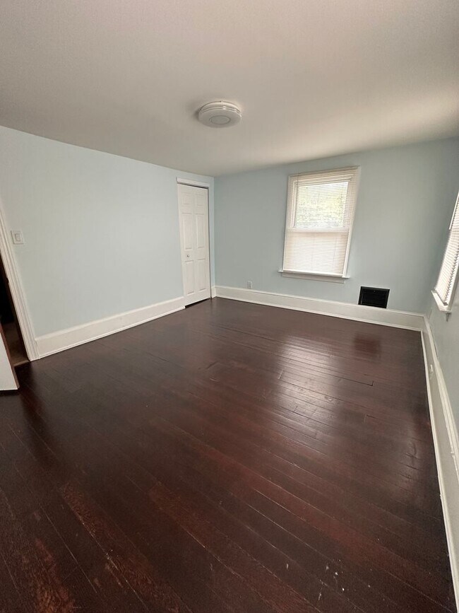 Building Photo - 541 W Jersey Ave