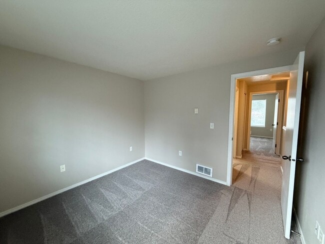 Building Photo - FREE RENT through FEBRUARY - SEE LISTING for DETAILS!  Newly Updated Two Bedroom Townhome Availab...