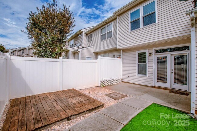 Building Photo - 9366 Greenheather Dr