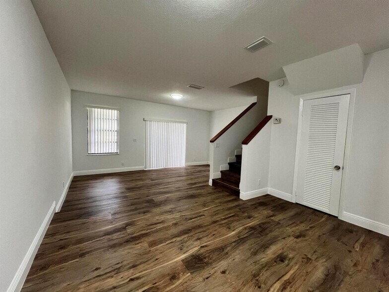 Building Photo - 10623 Royal Palm Blvd
