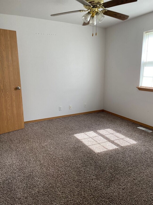 Building Photo - COMING SOON: 2 Bedroom 1 Bathroom Ground floor unit close to MSSU!