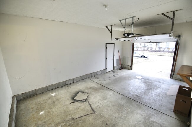 Building Photo - 2297 Ayers Dr