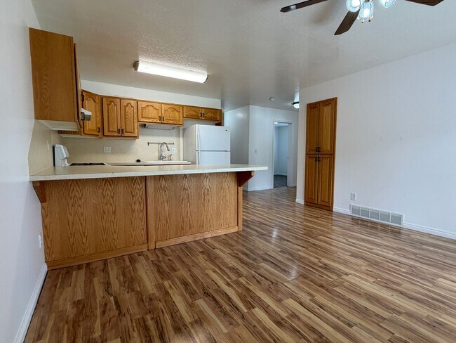 Building Photo - Welcome to this Two-Bedroom Duplex in Santaquin, UT