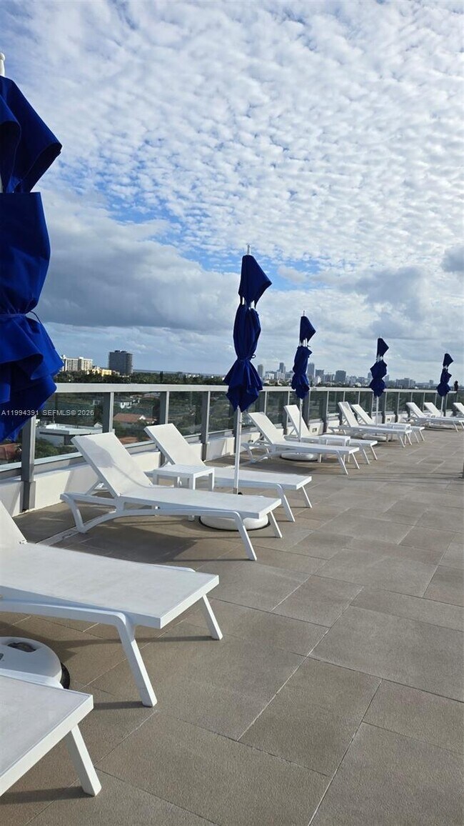 Building Photo - 9261 E Bay Harbor Dr