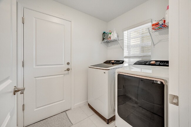 Building Photo - 3/2 in gated Tillman Lakes!