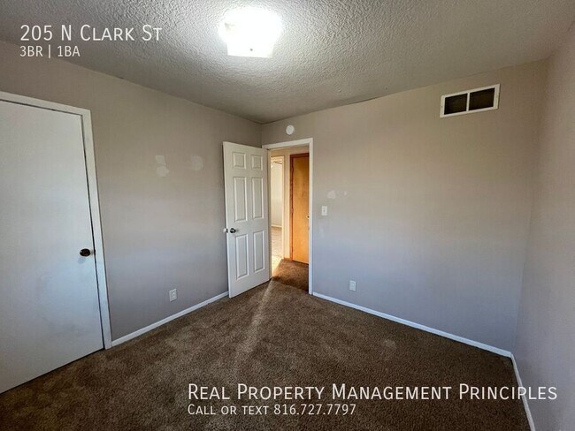 Building Photo - 205 N Clark St