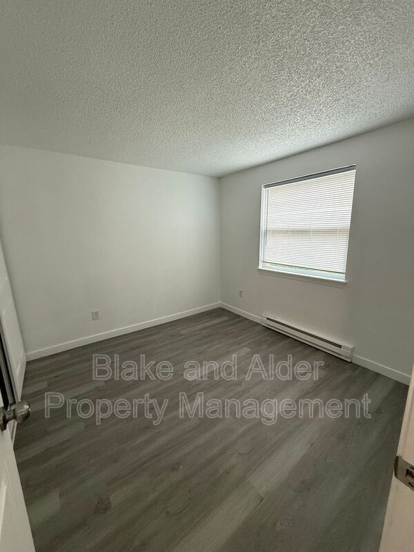 Building Photo - 3865 NE 152nd Ave