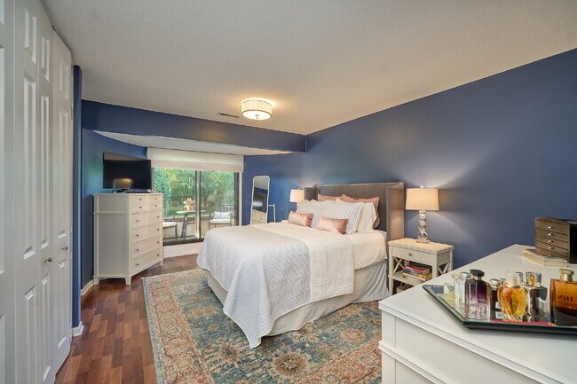 Building Photo - "Charming 3-Bed Townhouse with Scenic View...