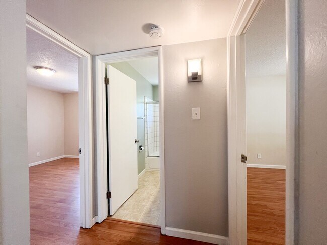 Building Photo - Inviting Duplex Just 5 Minutes from Sac State