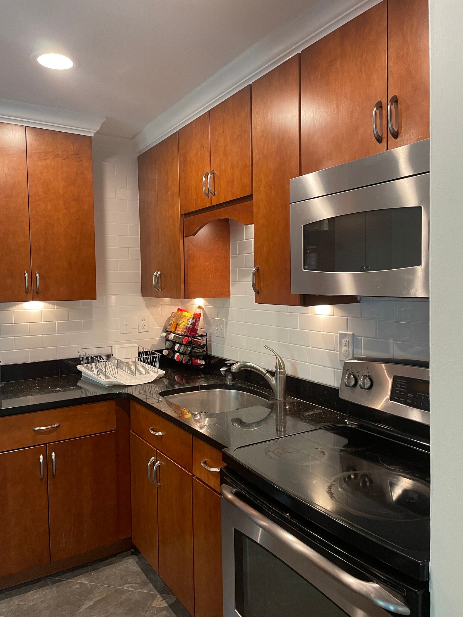 Kitchen - 10 W Hill St