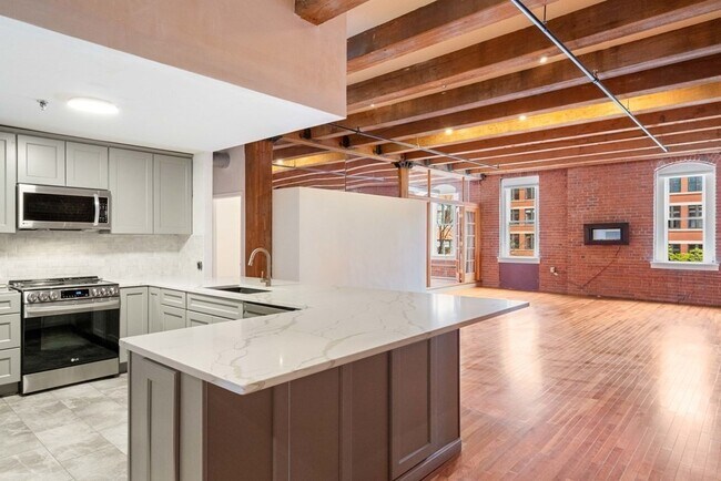 Building Photo - 33 Sleeper St