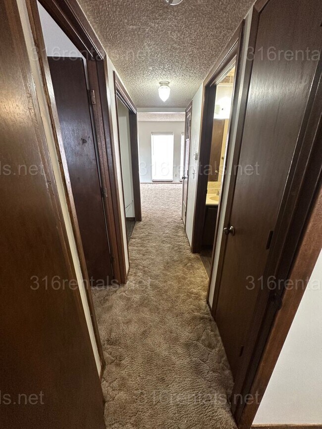Building Photo - $750 - 2 bed 1 bath - Second floor Apartment