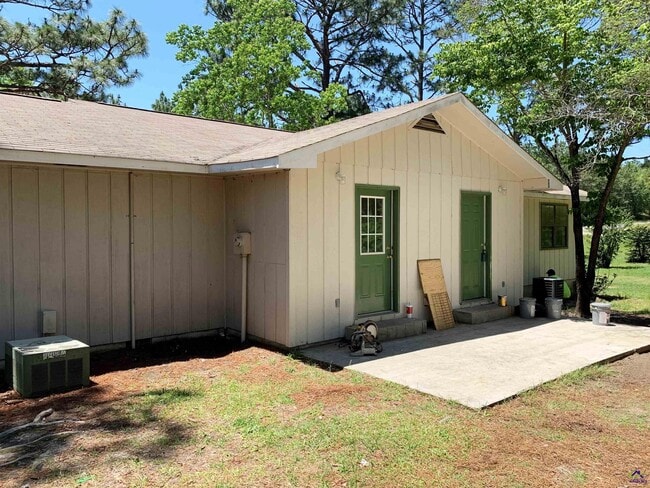 Building Photo - 671 Country Club Rd