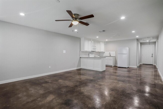 Building Photo - 410 S Mirick Ave