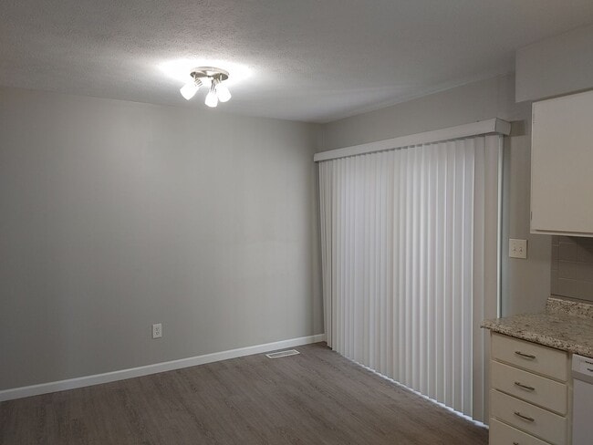 Building Photo - COZY TOWNHOME IN WILLOW TERRACE