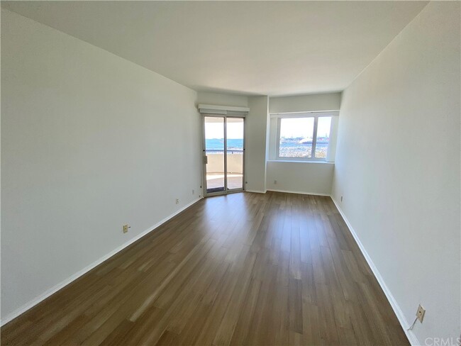 Building Photo - 525 E Seaside Way