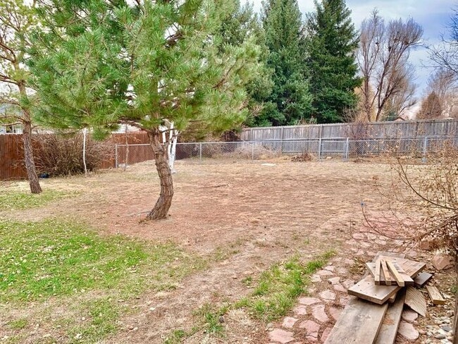 Building Photo - Spacious 3 Bedroom 2 Bath Ranch Style Home...